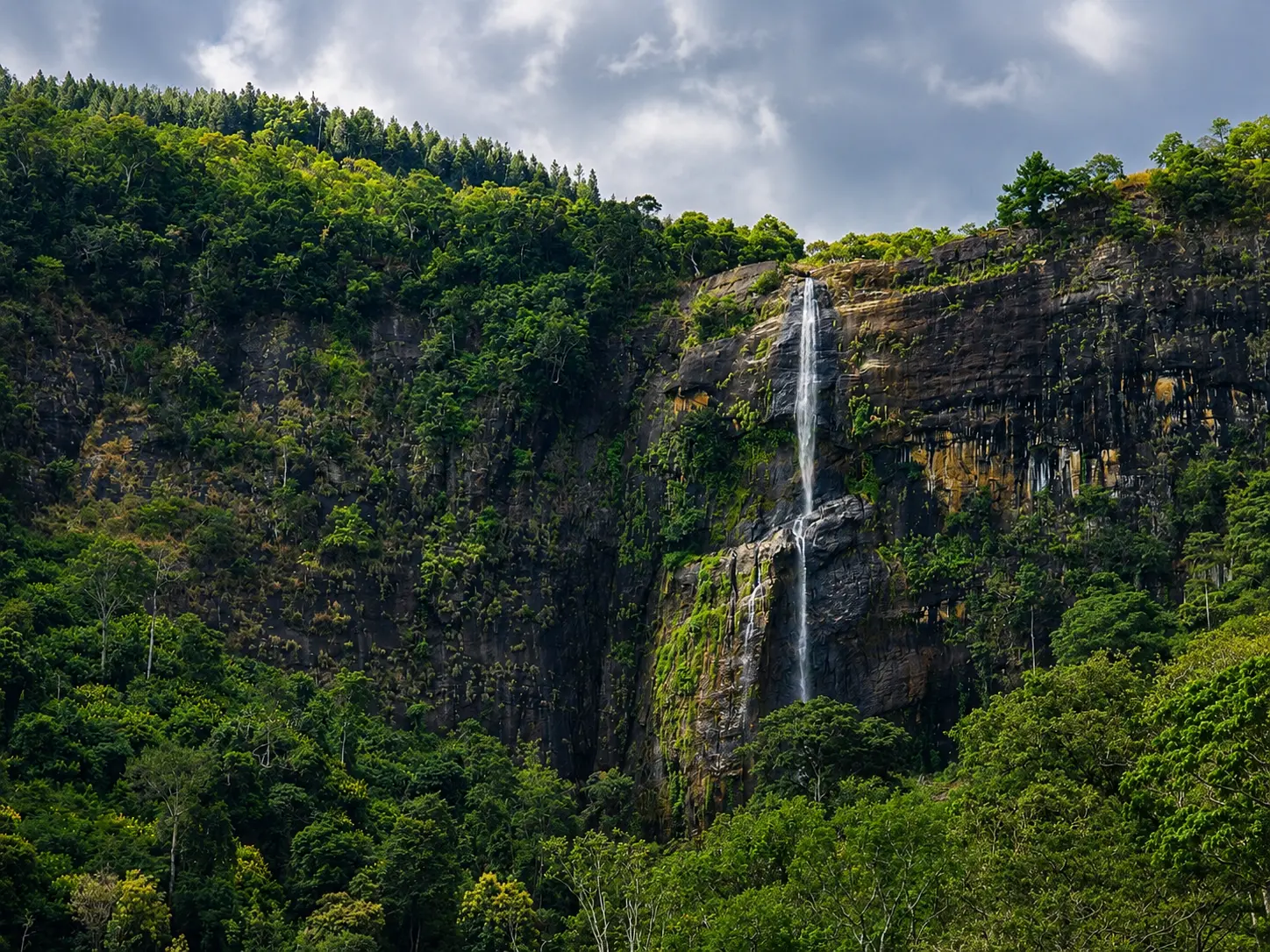 Diyaluma Falls